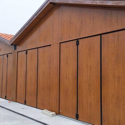 Portoni a libro con effetto legno per esterno